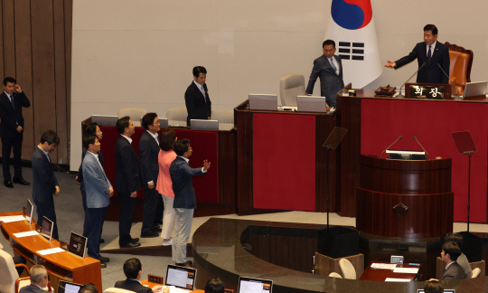 21일 국회 본회의장서 더불어민주당 의원들이 김진표 의장에게 의사진행 관련 항의를 하고 있다. 연합뉴스